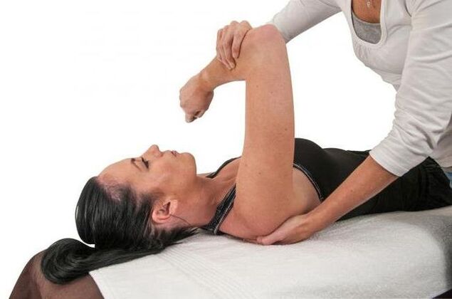 Il trattamento dell'artrosi dell'articolazione della spalla deve iniziare con una consultazione con uno specialista. 