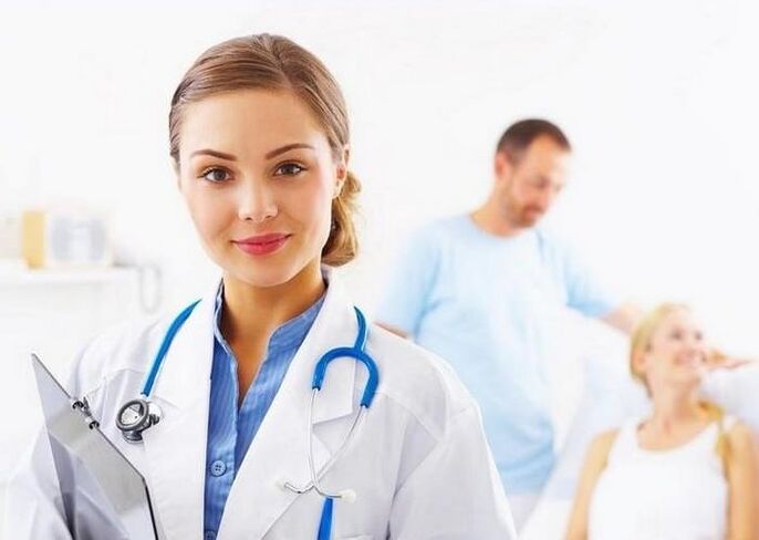 medico che cura il dolore all'anca